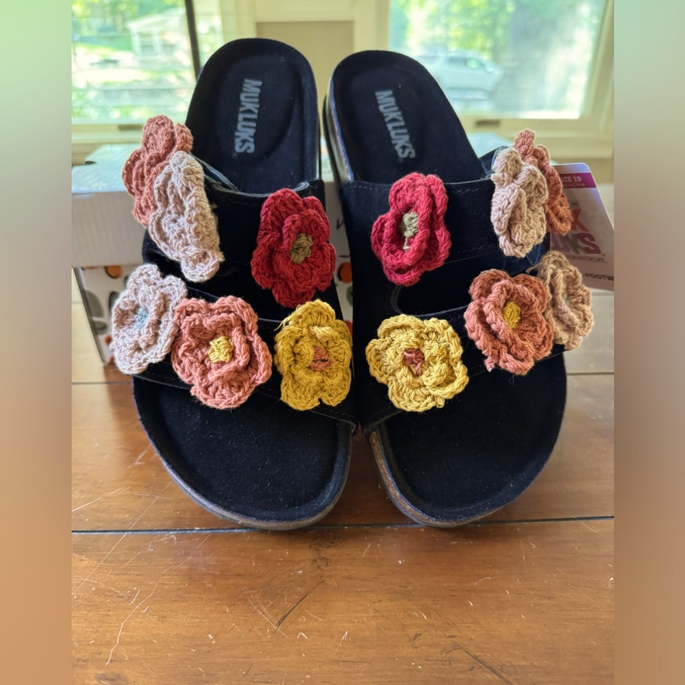 NWT MukLuks Terra Turf Floral Sandal